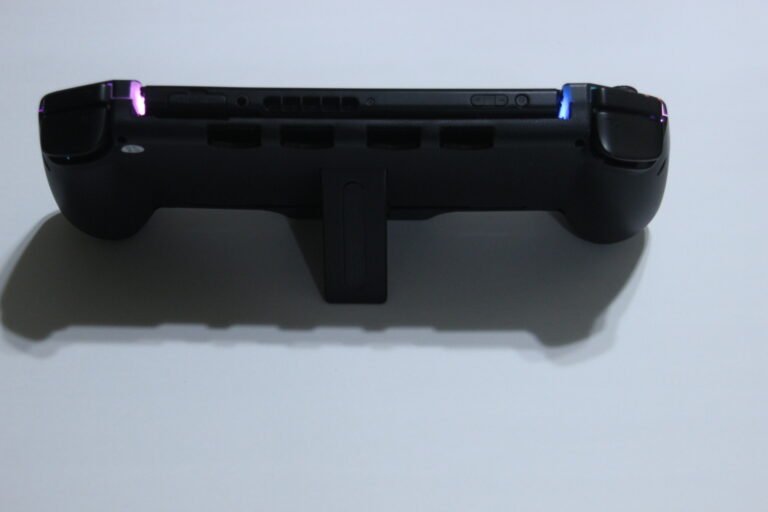 cyoyppy-one-piece-joypad-controller-for-nintendo-switch-review-standing-rear